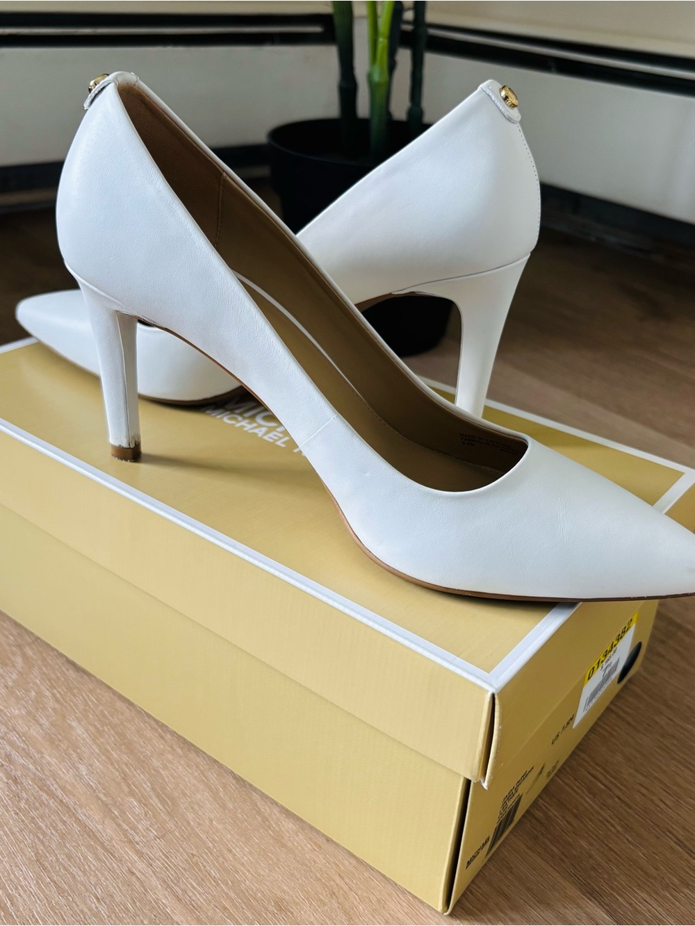 MICHAEL Michael Kors White Pointed-Toe Leather pumps - Picture 3 of 4